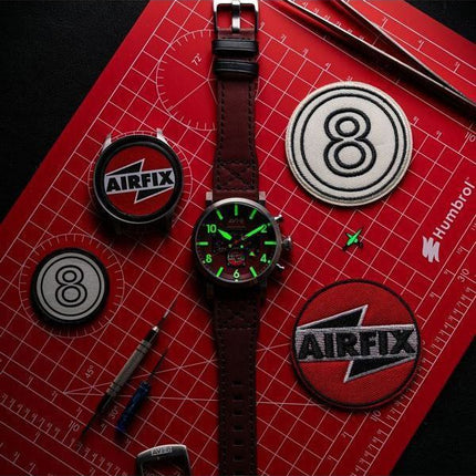 AVI-8 Dambuster Gibson Dual Time Chronograph Airfix Edition Hazard Red Dial AV-4107-04 herreur