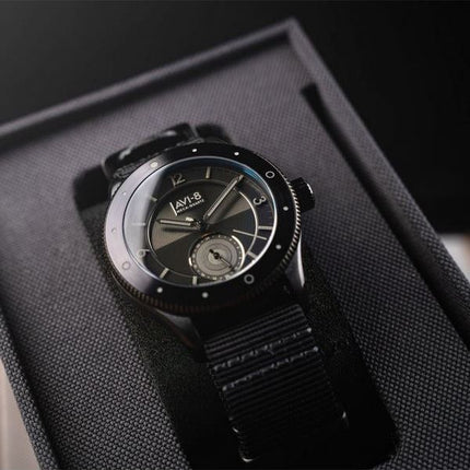 AVI-8 Flyboy Airmaster Sector Meca-Quartz Jet Black Nylonrem Black Dial AV-4112-05 Herreur