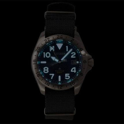Citizen Promaster Land GMT analog grå nylonrem marineblå urskive Eco-Drive BJ7150-09L 200M herreur